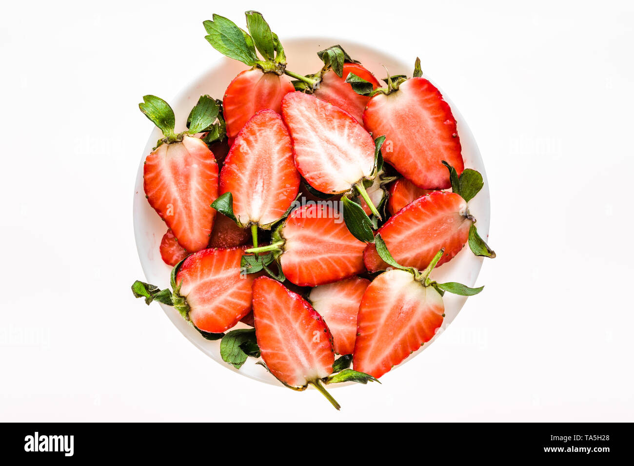 Les fraises tranchées fraîchement sur la plaque, des fraises fraîches, vue du dessus Banque D'Images