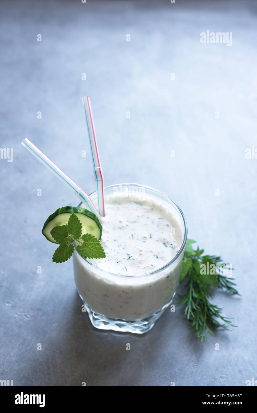 Ayran, boisson au yogourt fait maison (le kéfir, lassi) avec des herbes et des concombres - boisson fraîche d'été en bonne santé, l'espace de copie. Banque D'Images