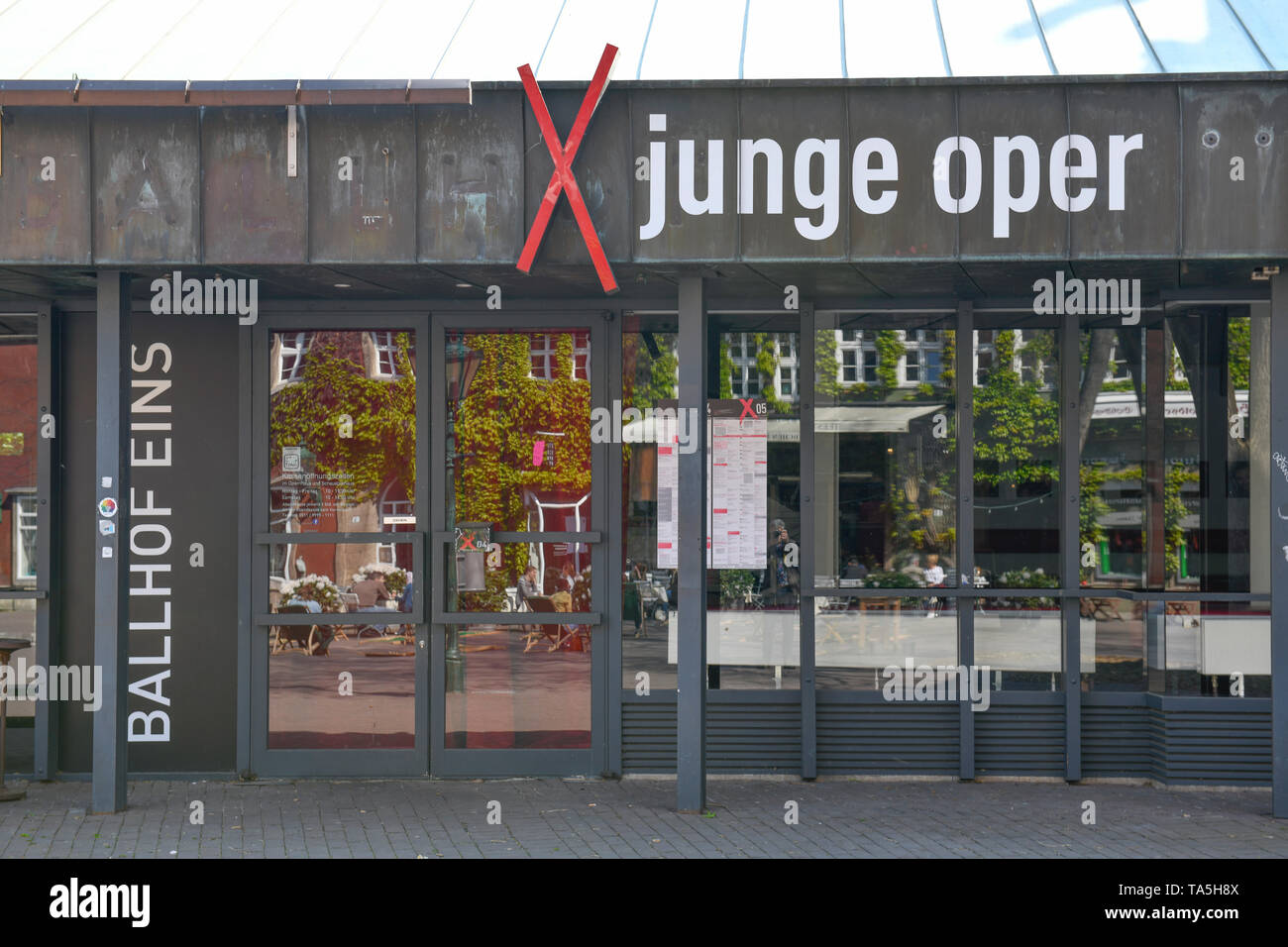 Les jeunes de l'opéra, ball place, Hanovre, Basse-Saxe, Allemagne, Junge Oper, Ballhofplatz, Niedersachsen, Deutschland Banque D'Images