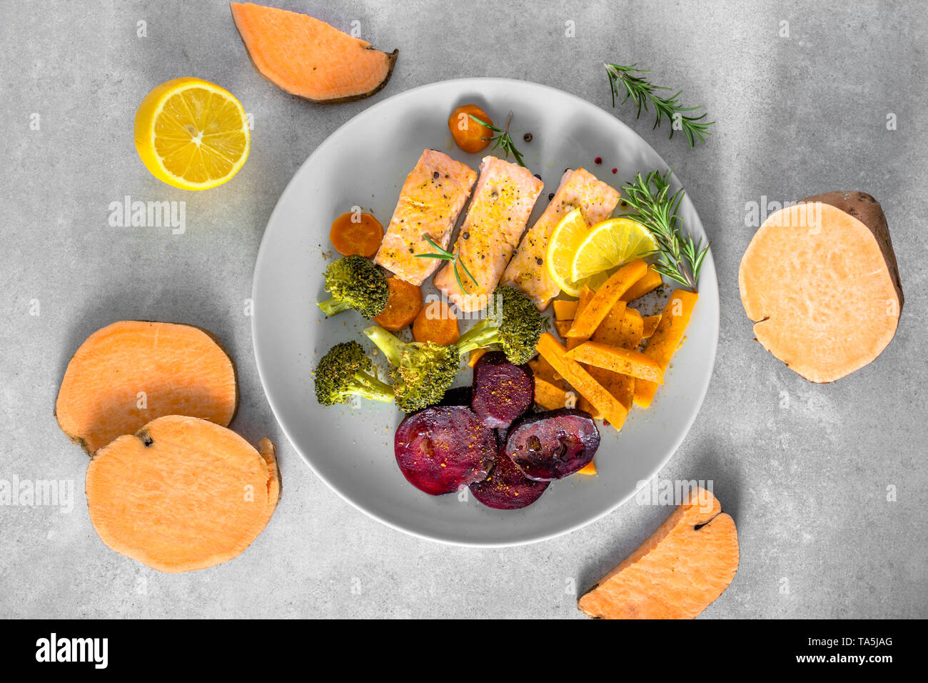 Saumon au four avec des légumes. Filet de poisson cuit avec des frites sur la plaque, vue du dessus Banque D'Images
