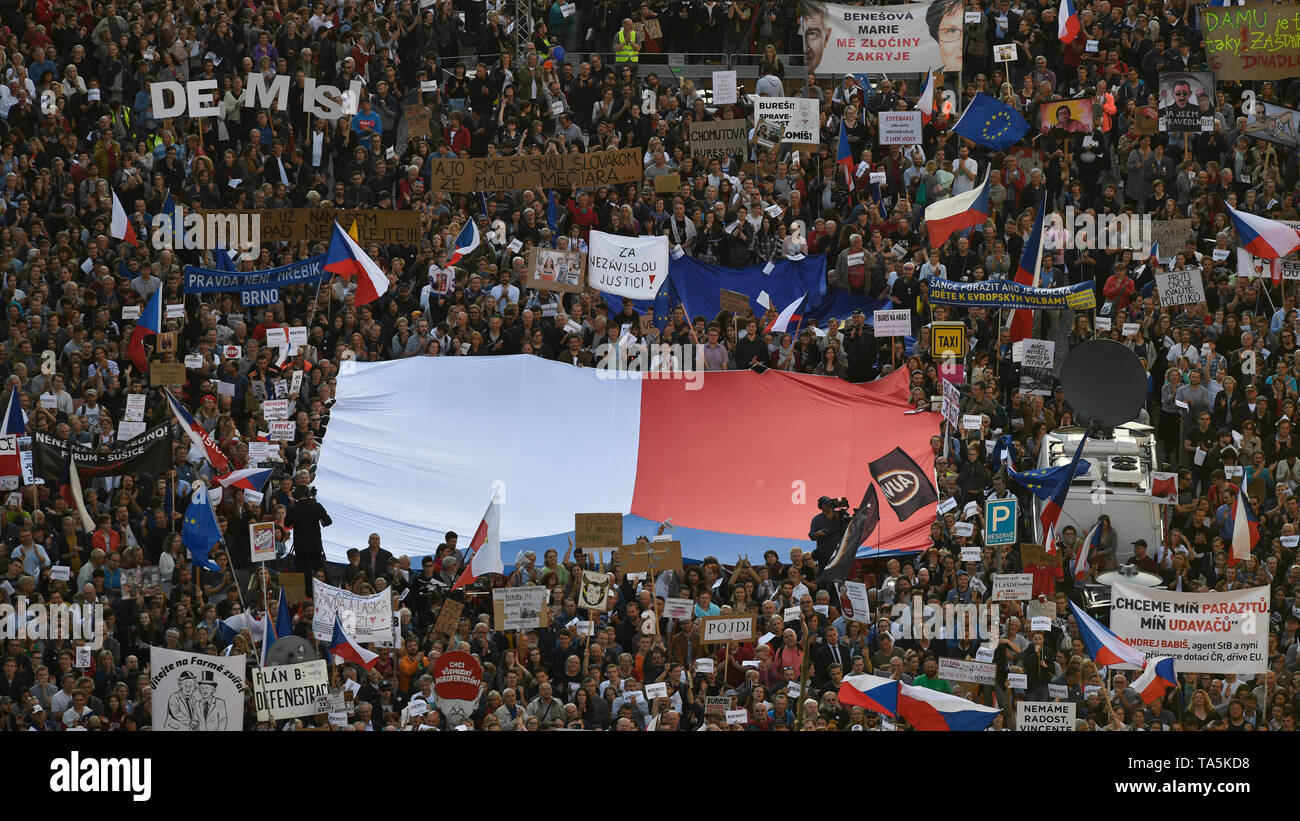 Environ 50 000 personnes se sont joints à une autre protestation organisée par millions d'instants pour la démocratie, exigeant des ONG démission de ministre de la Justice Marie Benesova et aga Banque D'Images