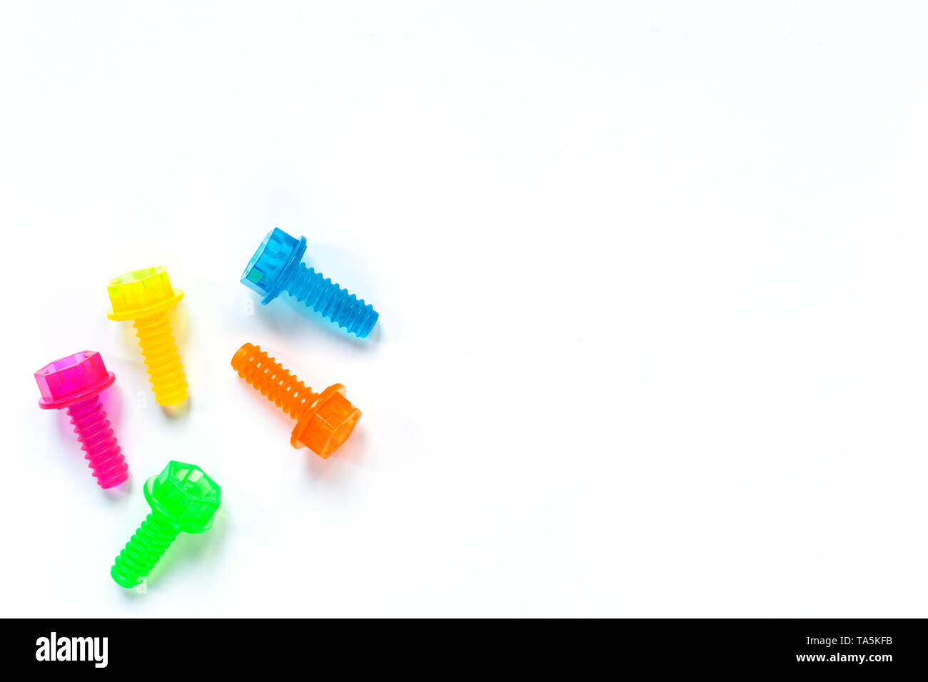 Jouet translucide de couleur sur fond blanc. Mise à plat. La Journée mondiale du concept père unisexe, jouets pour le développement précoce, des jeux de rôle. Banque D'Images