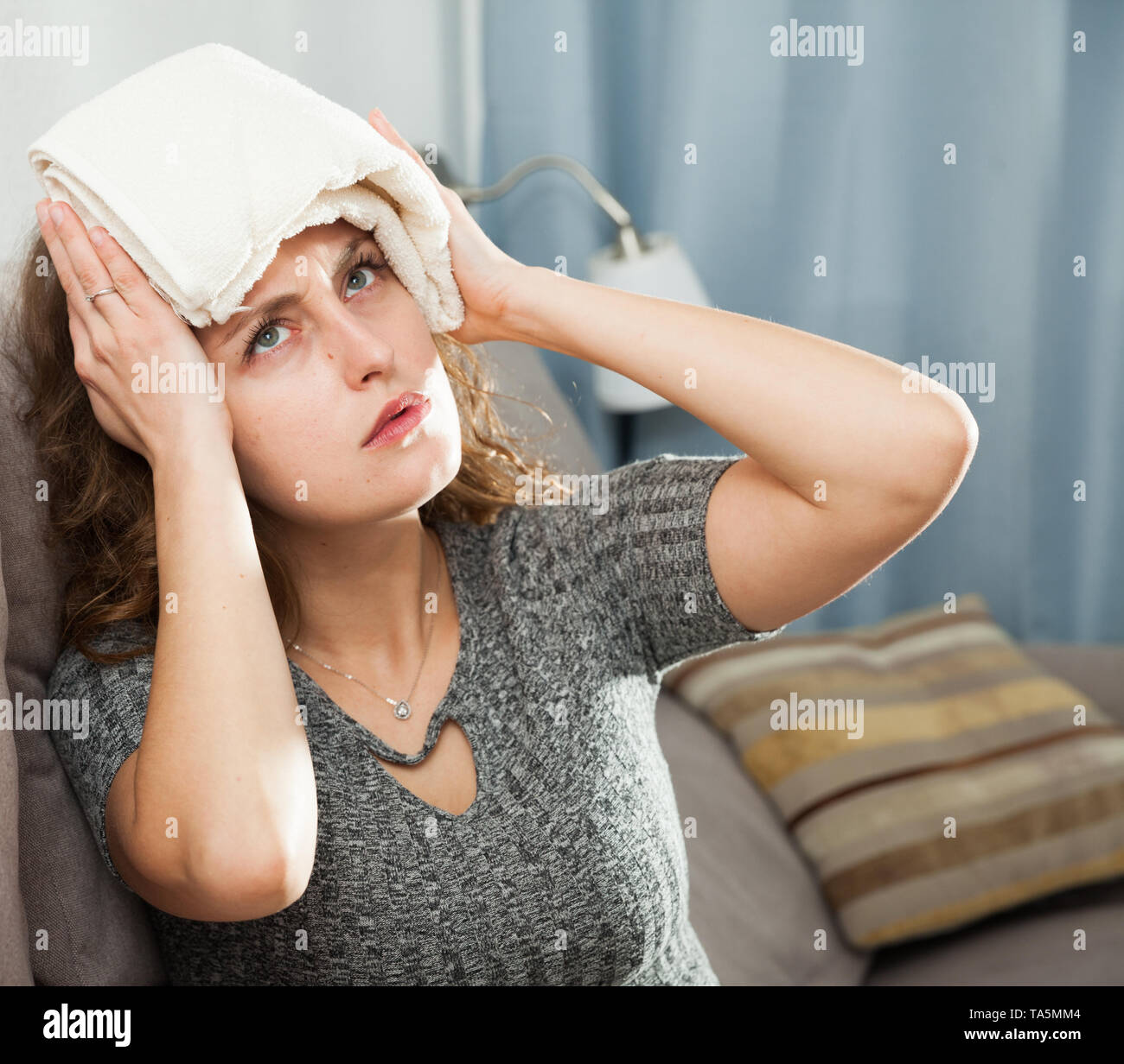Femme avec une serviette humide sur son front qui souffrent de maux de tête  à la maison Photo Stock - Alamy