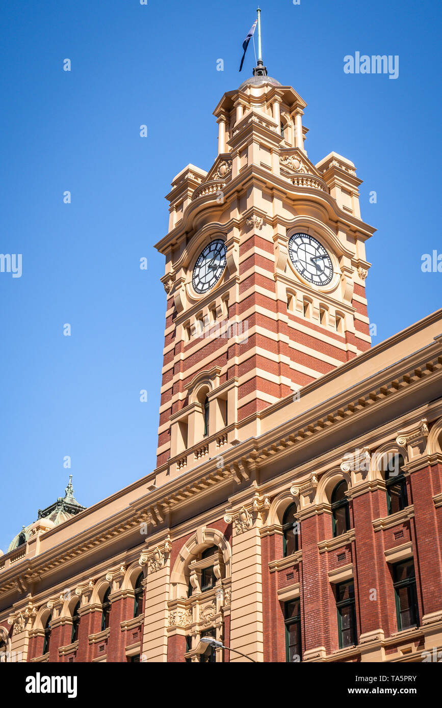 Vue rapprochée de la tour de l'horloge de la gare de Flinders Street à Melbourne, Australie Banque D'Images