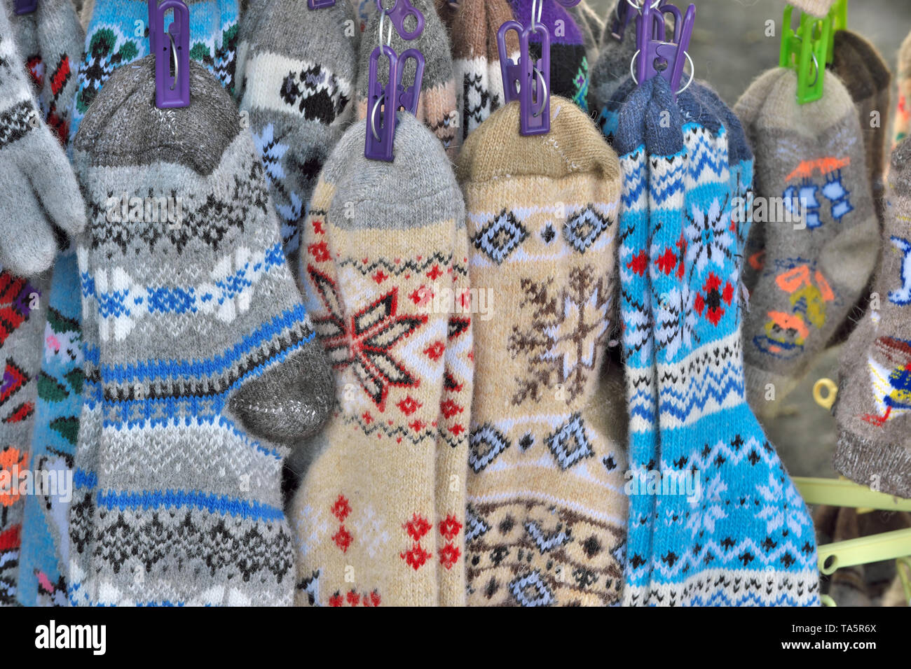 Tissé main laine et chaussettes à accrocher sur une corde à linge sur close-up Banque D'Images