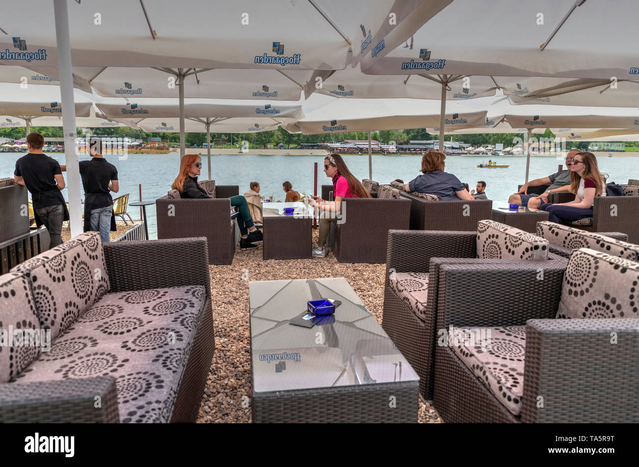Belgrade, Serbie, 12 mai 2019 - Beach restaurant terrasse avec les clients de l'Ada Ciganlija lakeside Banque D'Images