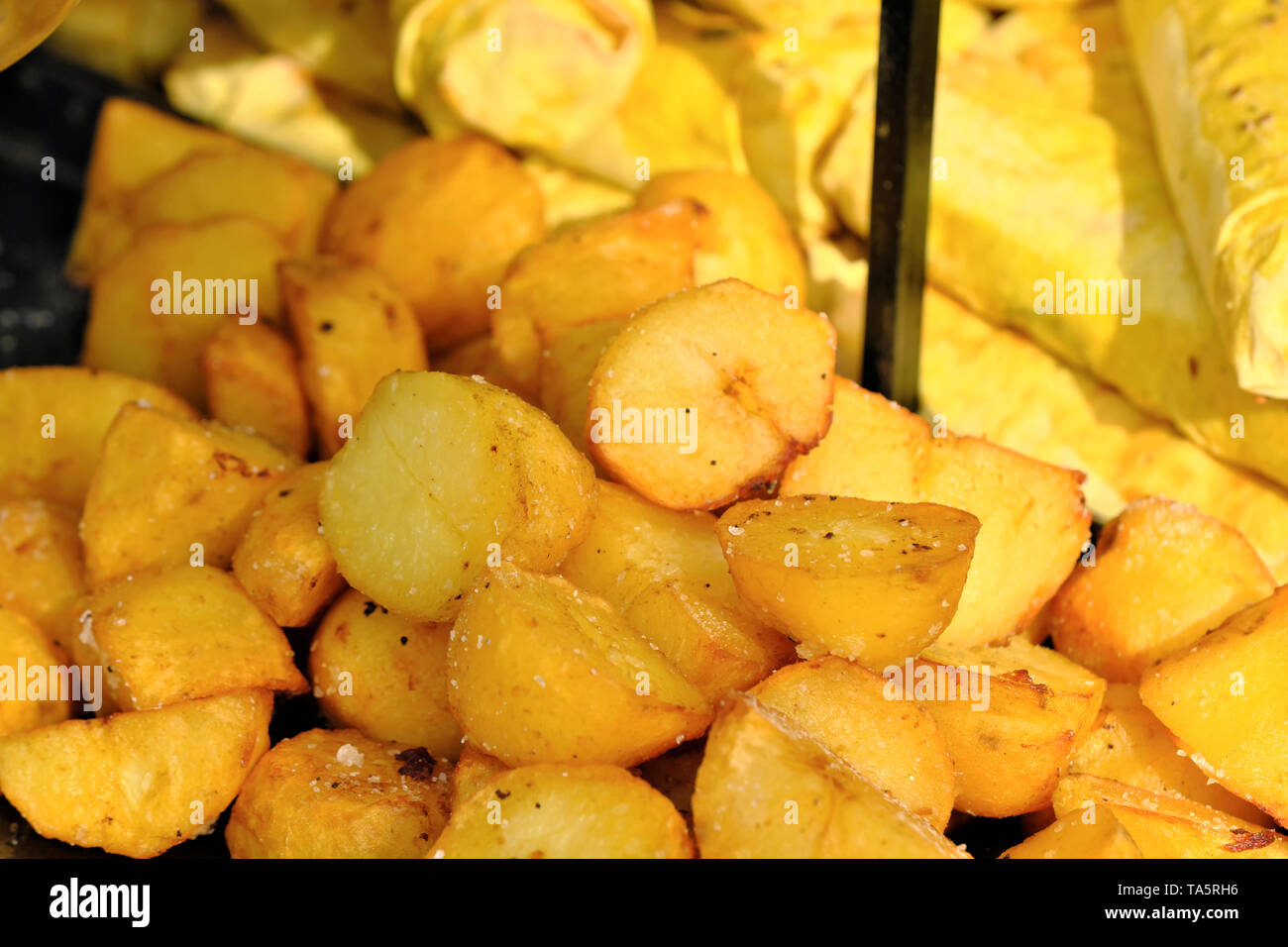 Pommes frites cuites dans l'huile chaude sur une assiette close up Banque D'Images