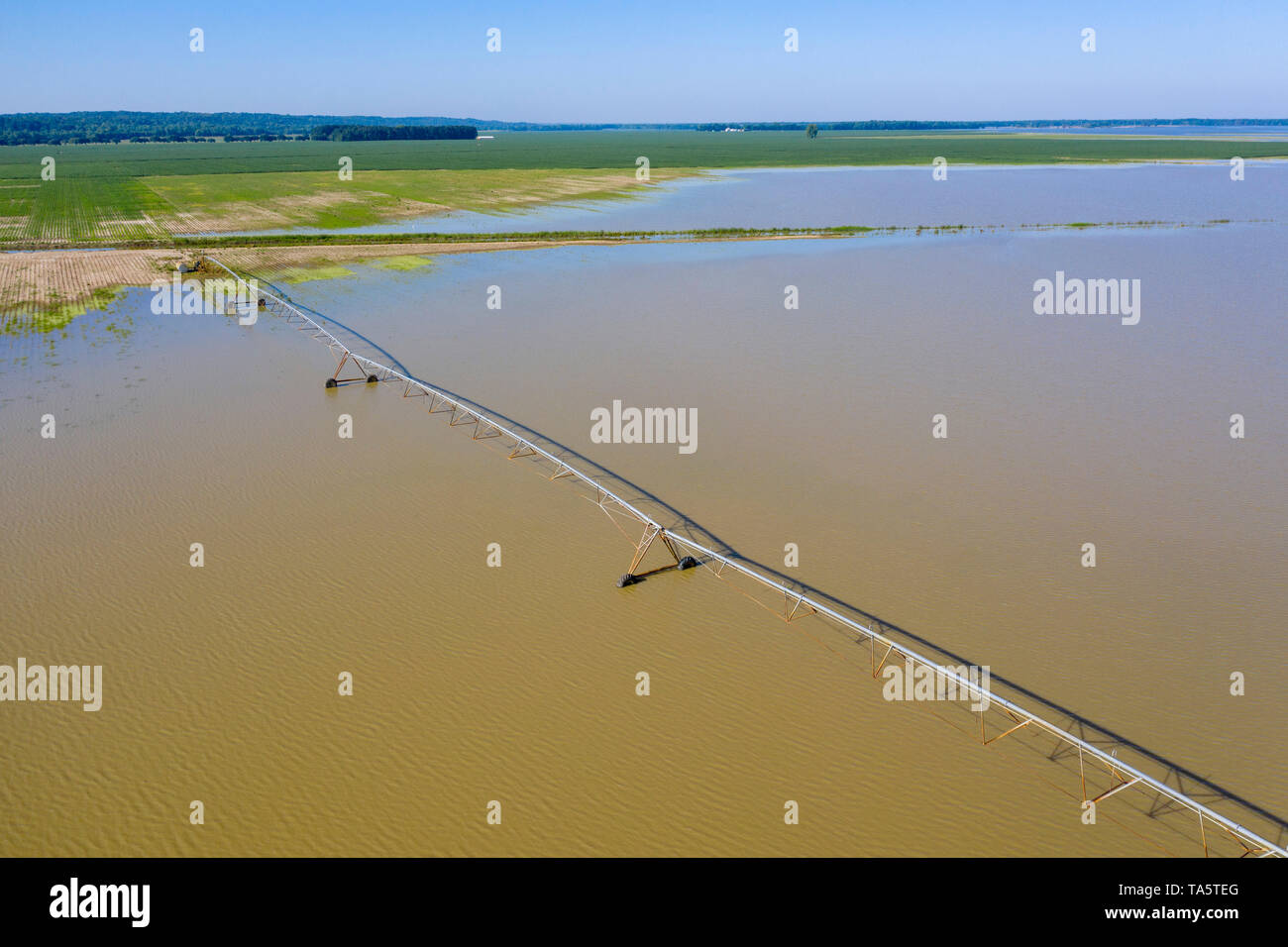 Yazoo City, Mississippi - un système d'irrigation à pivot central sur une ferme inondée dans le Delta du Mississippi. Les pluies de printemps lourd a mené à la réalisation largement répandue de flo Banque D'Images
