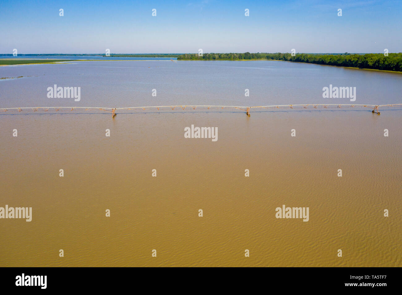 Yazoo City, Mississippi - un système d'irrigation à pivot central sur une ferme inondée dans le Delta du Mississippi. Les pluies de printemps lourd a mené à la réalisation largement répandue de flo Banque D'Images