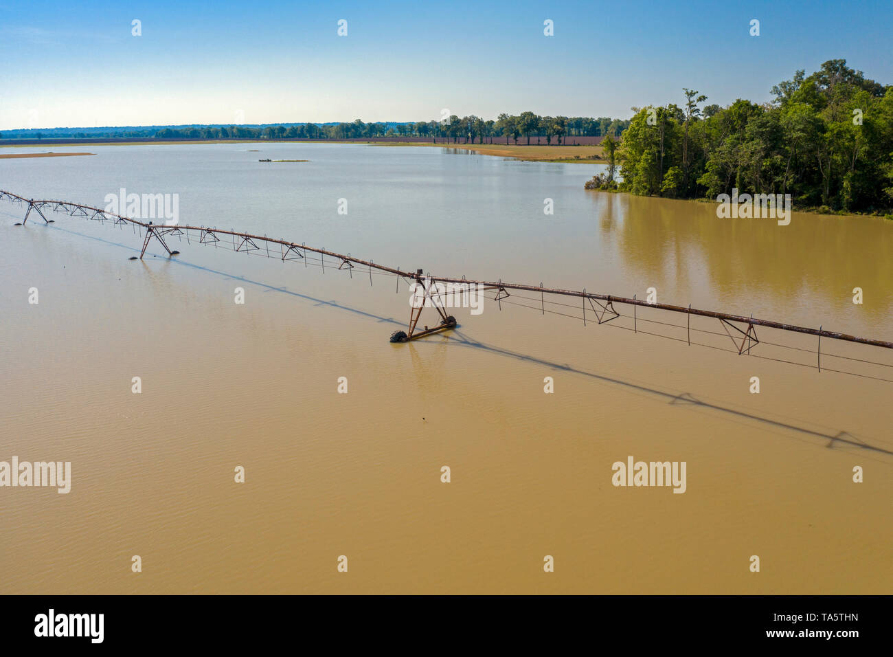 Yazoo City, Mississippi - un système d'irrigation à pivot central sur une ferme inondée dans le Delta du Mississippi. Les pluies de printemps lourd a mené à la réalisation largement répandue de flo Banque D'Images