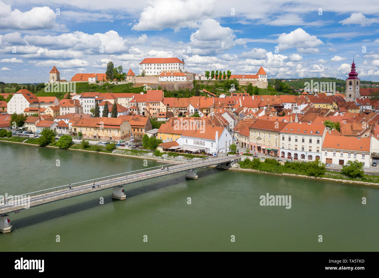 Vue aérienne de la vieille ville de Ptuj à ci-dessus. Vue panoramique sur le château de Ptuj, la colline de la rivière Drava, pont piétonnier et cycliste. Banque D'Images