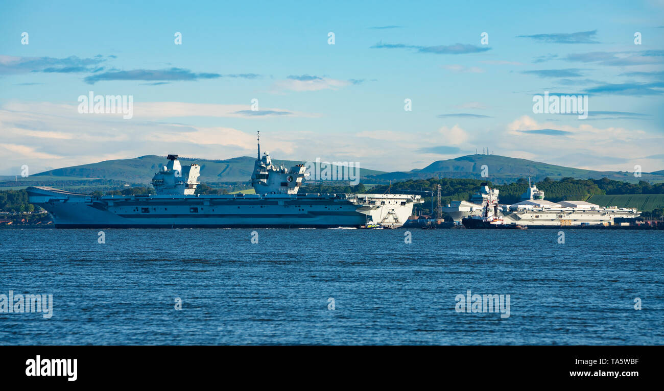 Rosyth, Ecosse, Royaume-Uni. 22 mai, 2019. Porte-avions HMS Queen Elizabeth amarré au large de Rosyth dans la rivière de suite après avoir quitté dry dock hier après une visite à son port. Elle quittera la suite aujourd'hui et retourner à la mer en préparation pour le déploiement 19 Westlant qui est conçu pour se concentrer sur les opérations de ses avions de combat F-35. Sur la photo ; Rare vue de la de la Marine royale, les porte-avions. Le HMS Queen Elizabeth à gauche et le HMS Prince de Galles encore en construction en chantier naval à Rosyth. Credit : Iain Masterton/Alamy Live News Banque D'Images