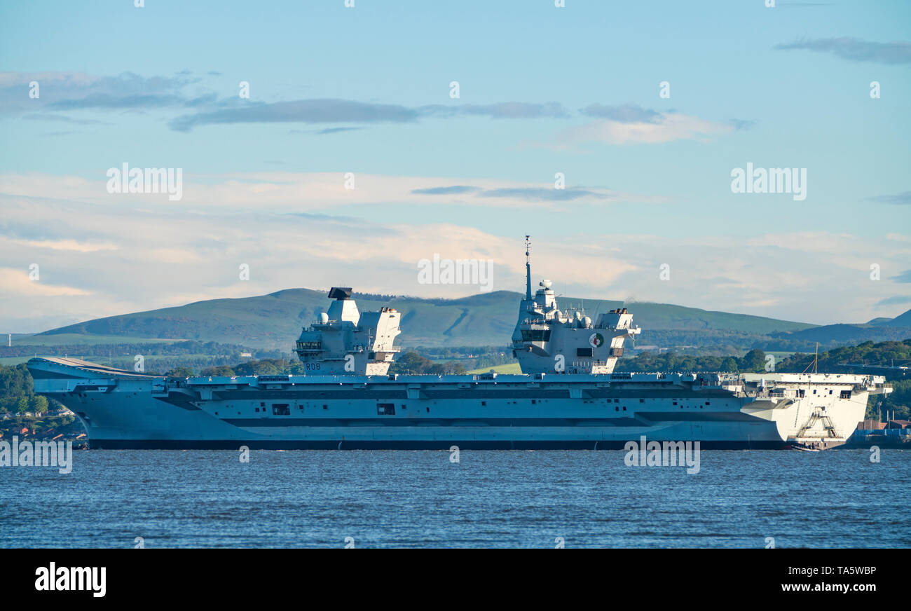 Rosyth, Ecosse, Royaume-Uni. 22 mai, 2019. Porte-avions HMS Queen Elizabeth amarré au large de Rosyth dans la rivière de suite après avoir quitté dry dock hier après une visite à son port. Elle quittera la suite aujourd'hui et retourner à la mer en préparation pour le déploiement 19 Westlant qui est conçu pour se concentrer sur les opérations de ses avions de combat F-35. Credit : Iain Masterton/Alamy Live News Banque D'Images