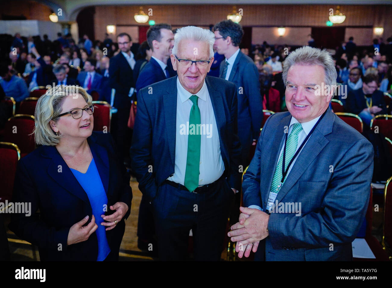 Heidelberg, Allemagne. 22 mai, 2019. Svenja Schulze (l-r, SPD), le ministre fédéral de l'environnement, Winfried Kretschmann (Bündnis90/Grüne), et Franz Untersteller (Bündnis90/Grüne), le ministre de l'environnement du Bade-Wurtemberg, sera en séance plénière au début de l'ICCA2019 Conférence internationale sur les changements climatiques. Autour de 700 autorités locales, régionales et nationales des décideurs et experts du monde entier de discuter des objectifs de l'accord climatique de Paris. Credit : Uwe Anspach/dpa/Alamy Live News Banque D'Images