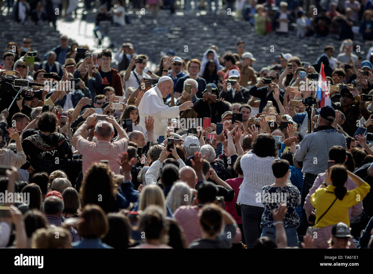 Cité du Vatican, Vatican. 22 mai, 2019. Le pape François se déplace sur le biais de la foule de papamobile les fidèles comme il arrive à diriger l'audience générale hebdomadaire sur la Place Saint Pierre. Credit : Giuseppe Ciccia/Alamy Live News Banque D'Images Cité du Vatican, Vatican. 22 mai, 2019. Le pape François se déplace sur le biais de la foule de papamobile les fidèles comme il arrive à diriger l'audience générale hebdomadaire sur la Place Saint Pierre. Credit : Giuseppe Ciccia/Alamy Live News Banque D'Images