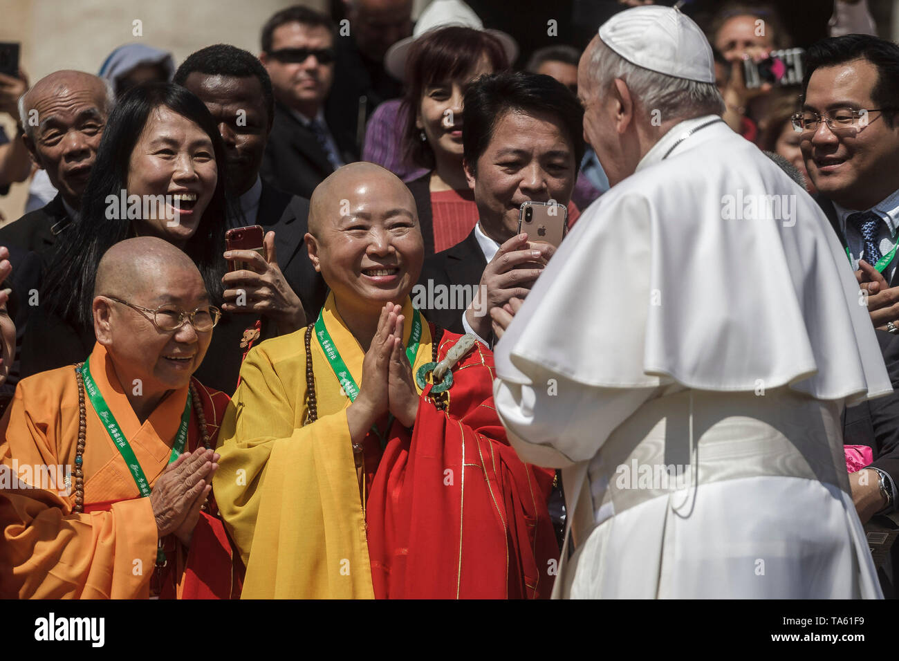 Cité du Vatican, Vatican. 22Mai 2019, Ndh. Le pape François salue des moines à la fin de l'audience générale hebdomadaire sur la Place Saint Pierre. Credit : Giuseppe Ciccia/Alamy Live News Banque D'Images Cité du Vatican, Vatican. 22Mai 2019, Ndh. Le pape François salue des moines à la fin de l'audience générale hebdomadaire sur la Place Saint Pierre. Credit : Giuseppe Ciccia/Alamy Live News Banque D'Images
