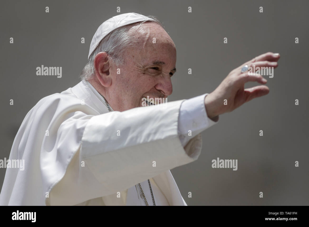 Cité du Vatican, Vatican. 22 mai, 2019. Le pape François salue les fidèles pendant qu'il part à la fin de l'audience générale hebdomadaire sur la Place Saint Pierre. Credit : Giuseppe Ciccia/Alamy Live News Banque D'Images Cité du Vatican, Vatican. 22 mai, 2019. Le pape François salue les fidèles pendant qu'il part à la fin de l'audience générale hebdomadaire sur la Place Saint Pierre. Credit : Giuseppe Ciccia/Alamy Live News Banque D'Images