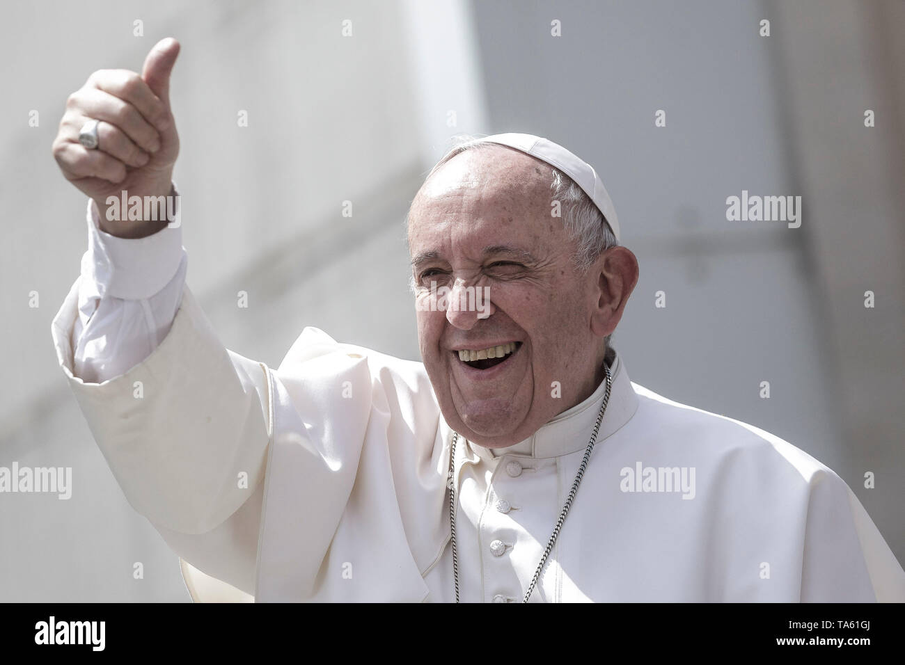 Cité du Vatican, Vatican. 22 mai, 2019. Le pape François réagit pendant qu'il part à la fin de l'audience générale hebdomadaire sur la Place Saint Pierre. Credit : Giuseppe Ciccia/Alamy Live News Banque D'Images Cité du Vatican, Vatican. 22 mai, 2019. Le pape François réagit pendant qu'il part à la fin de l'audience générale hebdomadaire sur la Place Saint Pierre. Credit : Giuseppe Ciccia/Alamy Live News Banque D'Images