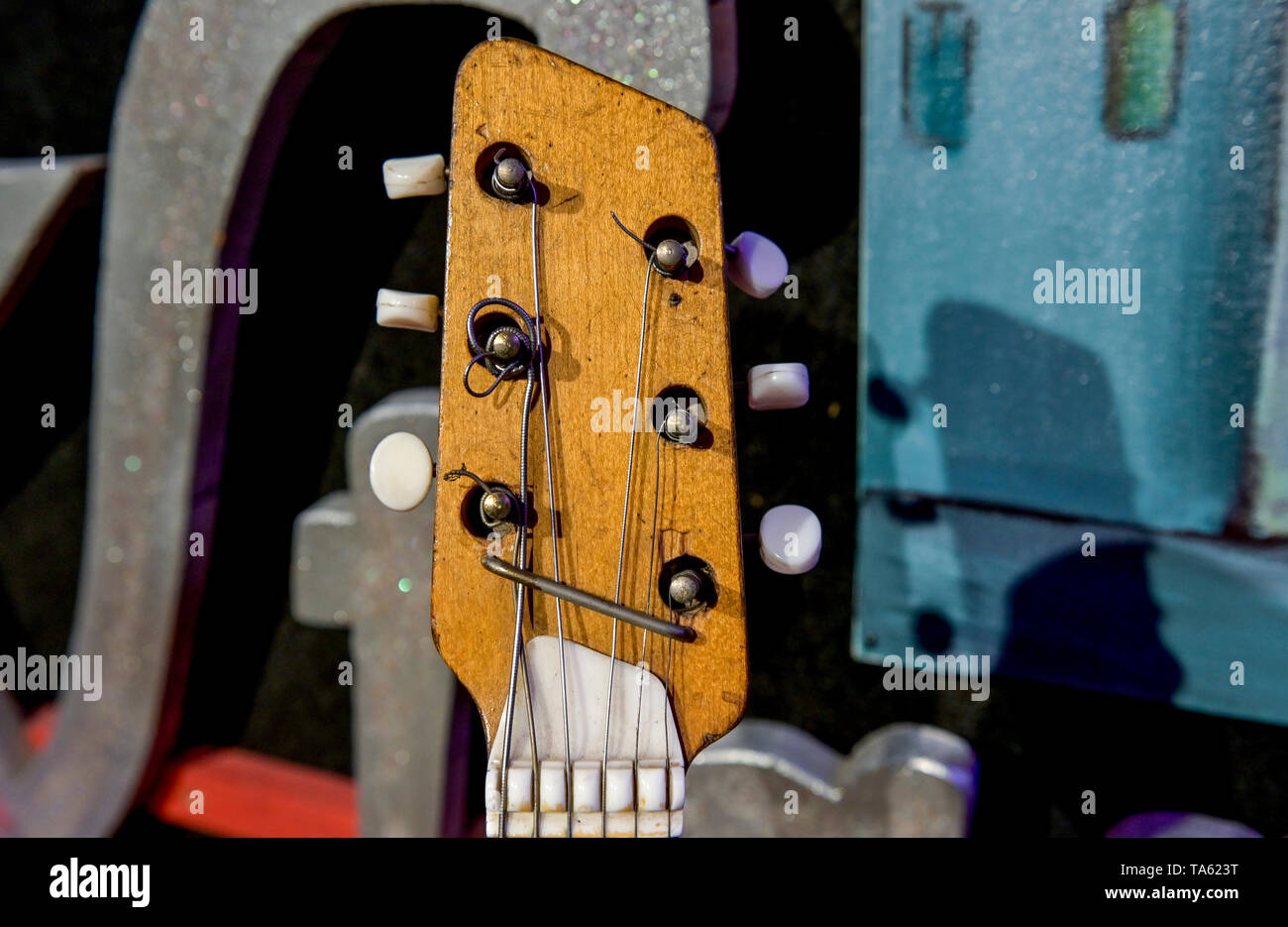 Hambourg, Allemagne. 22 mai, 2019. George Harrison's 'Futurama' guitare  (ici seulement la poupée de l'instrument) est exposée sur une table dans le  'No1 Guitar Center' avant sa vente aux enchères à Londres.