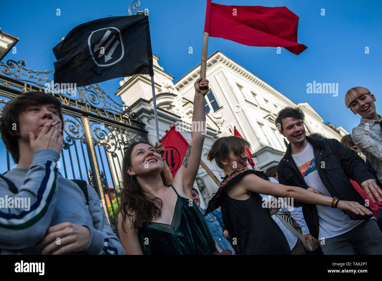 Les étudiants et les activistes vu brandissant des drapeaux au cours de la protestation. Les étudiants et les activistes Anti-Fascists Université de Varsovie réunis sous le slogan "Ici nous apprendre, ne pas Heil', le blocage de la barrière pour le campus d'un groupe de nationalistes, qui voulaient protester contre les "extrémistes de gauche, à l'activité et des autres cas d'endoctrinement de l'aile gauche des étudiants polonais.' Banque D'Images