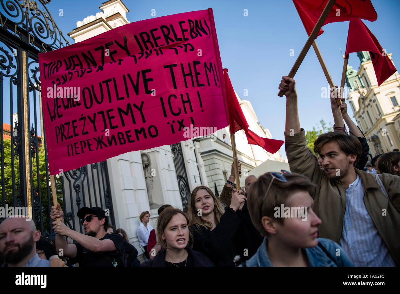 Les étudiants et les activistes vu tenant une bannière pendant la manifestation. Les étudiants et les activistes Anti-Fascists Université de Varsovie réunis sous le slogan "Ici nous apprendre, ne pas Heil', le blocage de la barrière pour le campus d'un groupe de nationalistes, qui voulaient protester contre les "extrémistes de gauche, à l'activité et des autres cas d'endoctrinement de l'aile gauche des étudiants polonais.' Banque D'Images