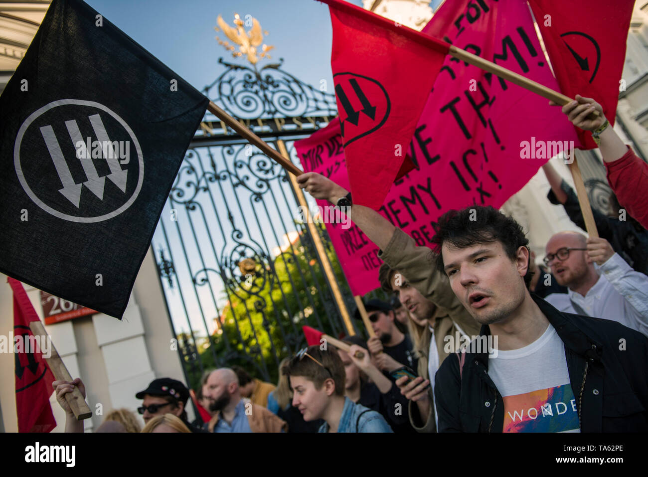 Les étudiants et les activistes vu brandissant des drapeaux au cours de la protestation. Les étudiants et les activistes Anti-Fascists Université de Varsovie réunis sous le slogan "Ici nous apprendre, ne pas Heil', le blocage de la barrière pour le campus d'un groupe de nationalistes, qui voulaient protester contre les "extrémistes de gauche, à l'activité et des autres cas d'endoctrinement de l'aile gauche des étudiants polonais.' Banque D'Images
