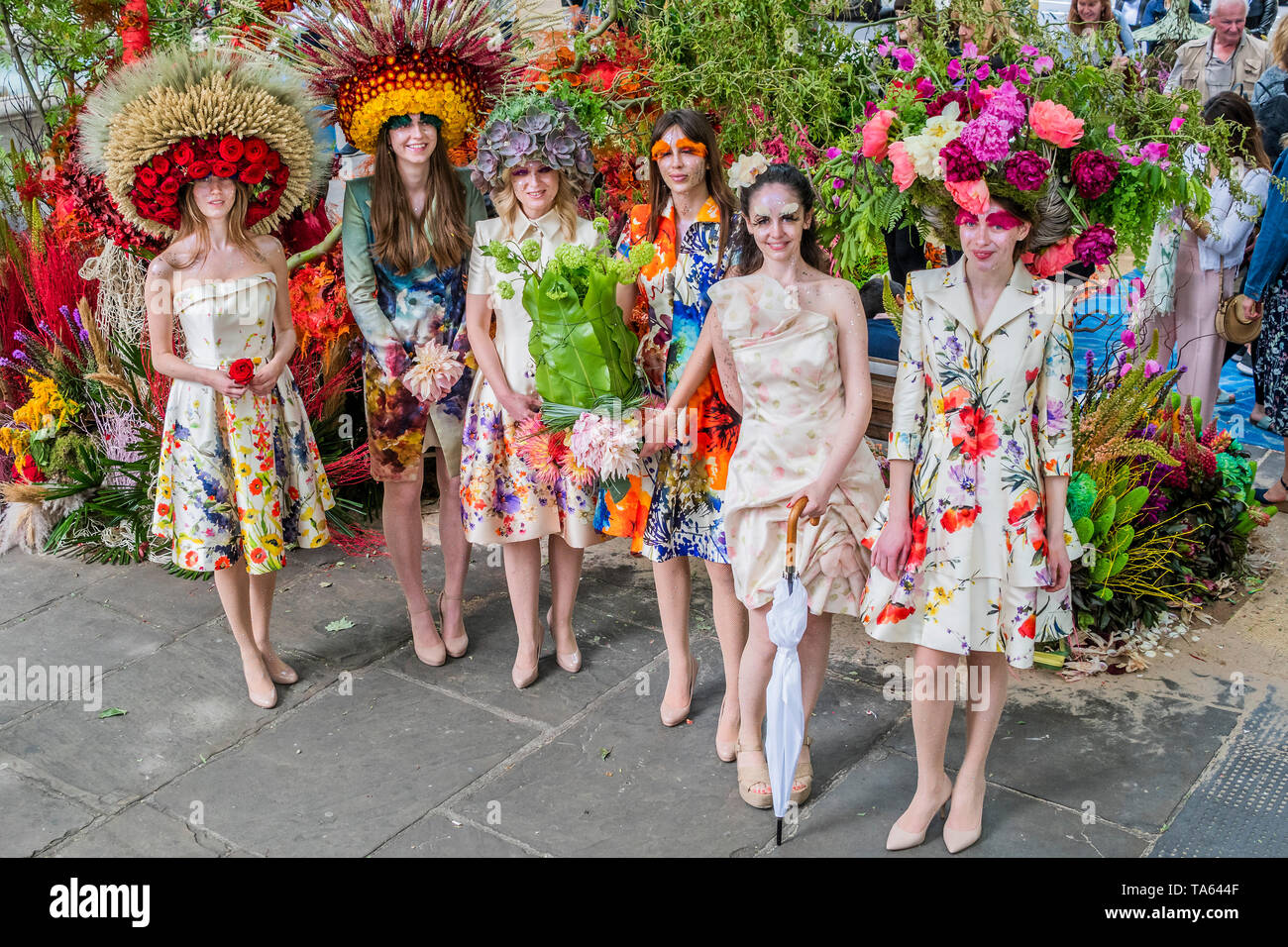 Londres, Royaume-Uni. 22 mai 2019. Dans Sloane Square - Chelsea couturier en image Catherine Walker & Co a tenu sa quatrième édition annuelle de FlowerWalk aujourd'hui comme un hommage à la RHS Royal Chelsea Flower Show. Il s'agissait d'un spectacle floral de la mode et de fleurs et un opéra performance par Phoebe primée, Haines. Cette année, Catherine Walker & Co a collaboré avec Chelsea Amanda fleuriste Austin. Crédit : Guy Bell/Alamy Live News Banque D'Images