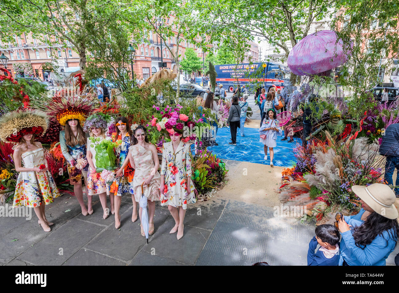 Londres, Royaume-Uni. 22 mai 2019. Dans Sloane Square - Chelsea couturier en image Catherine Walker & Co a tenu sa quatrième édition annuelle de FlowerWalk aujourd'hui comme un hommage à la RHS Royal Chelsea Flower Show. Il s'agissait d'un spectacle floral de la mode et de fleurs et un opéra performance par Phoebe primée, Haines. Cette année, Catherine Walker & Co a collaboré avec Chelsea Amanda fleuriste Austin. Crédit : Guy Bell/Alamy Live News Banque D'Images