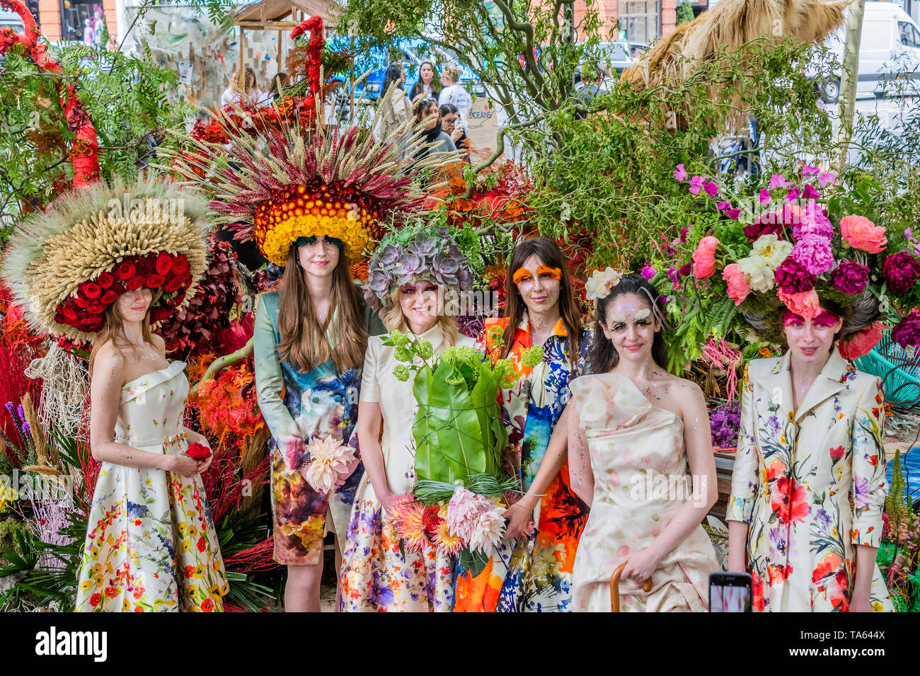 Londres, Royaume-Uni. 22 mai 2019. Dans Sloane Square - Chelsea couturier en image Catherine Walker & Co a tenu sa quatrième édition annuelle de FlowerWalk aujourd'hui comme un hommage à la RHS Royal Chelsea Flower Show. Il s'agissait d'un spectacle floral de la mode et de fleurs et un opéra performance par Phoebe primée, Haines. Cette année, Catherine Walker & Co a collaboré avec Chelsea Amanda fleuriste Austin. Crédit : Guy Bell/Alamy Live News Banque D'Images