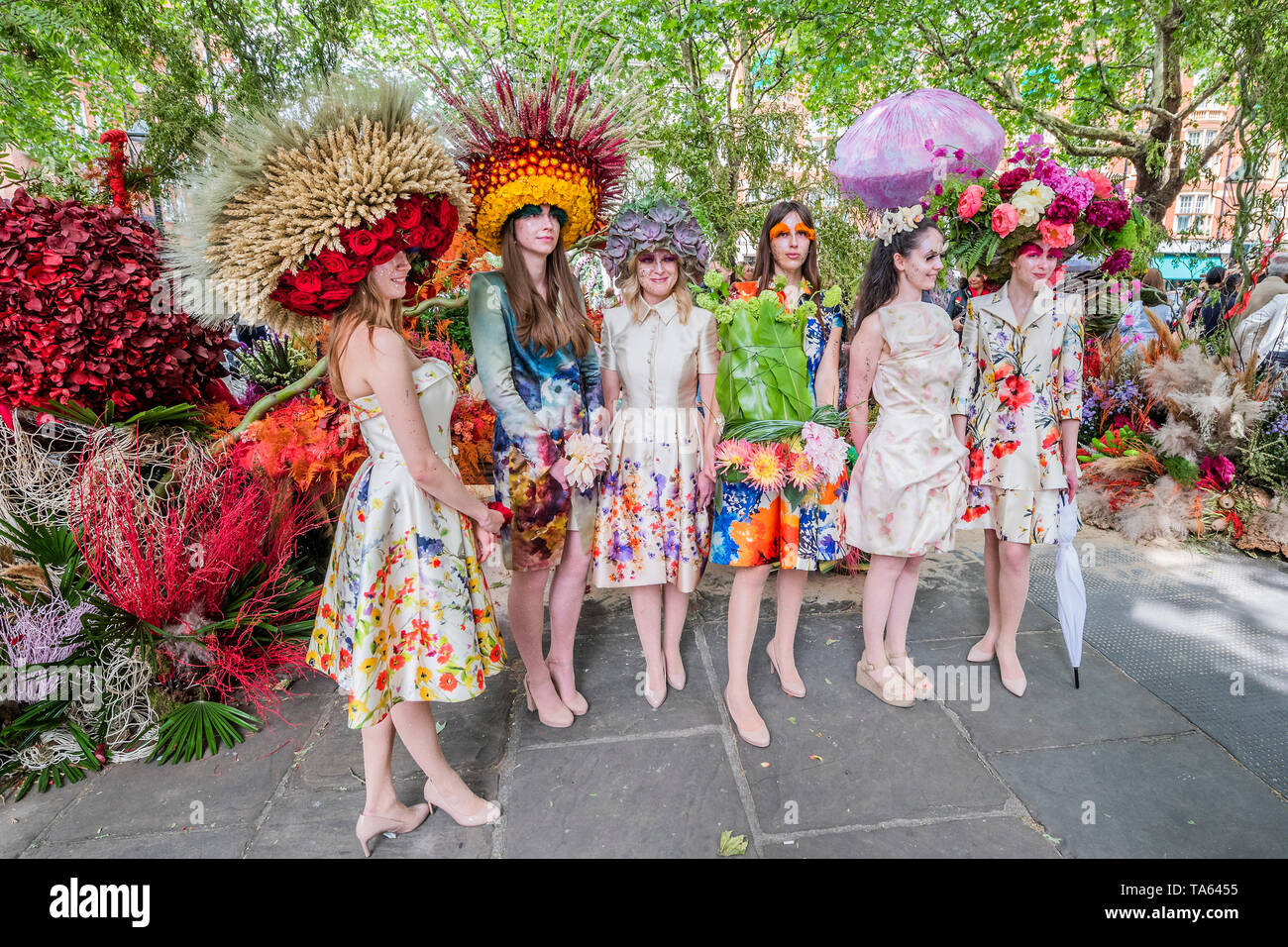 Londres, Royaume-Uni. 22 mai 2019. Dans Sloane Square - Chelsea couturier en image Catherine Walker & Co a tenu sa quatrième édition annuelle de FlowerWalk aujourd'hui comme un hommage à la RHS Royal Chelsea Flower Show. Il s'agissait d'un spectacle floral de la mode et de fleurs et un opéra performance par Phoebe primée, Haines. Cette année, Catherine Walker & Co a collaboré avec Chelsea Amanda fleuriste Austin. Crédit : Guy Bell/Alamy Live News Banque D'Images