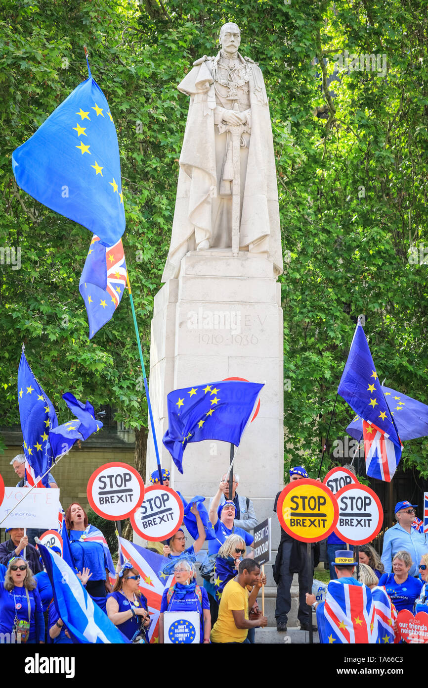 Westminster, London, UK, 22 mai 2019. Brexit anti manifestants devant le Parlement se réunissent pour une 'Stop' Brexit crier avec des pancartes, des banderoles et des panneaux d'arrêt Brexit. Les manifestants sont venus de différents groupes, y compris Steve Bray, fondateur de SODEM (Stand de Défi Mouvement européen), knwon comme Westminster's 'Mr. Homme Shouty'. Credit : Imageplotter/Alamy Live News Banque D'Images