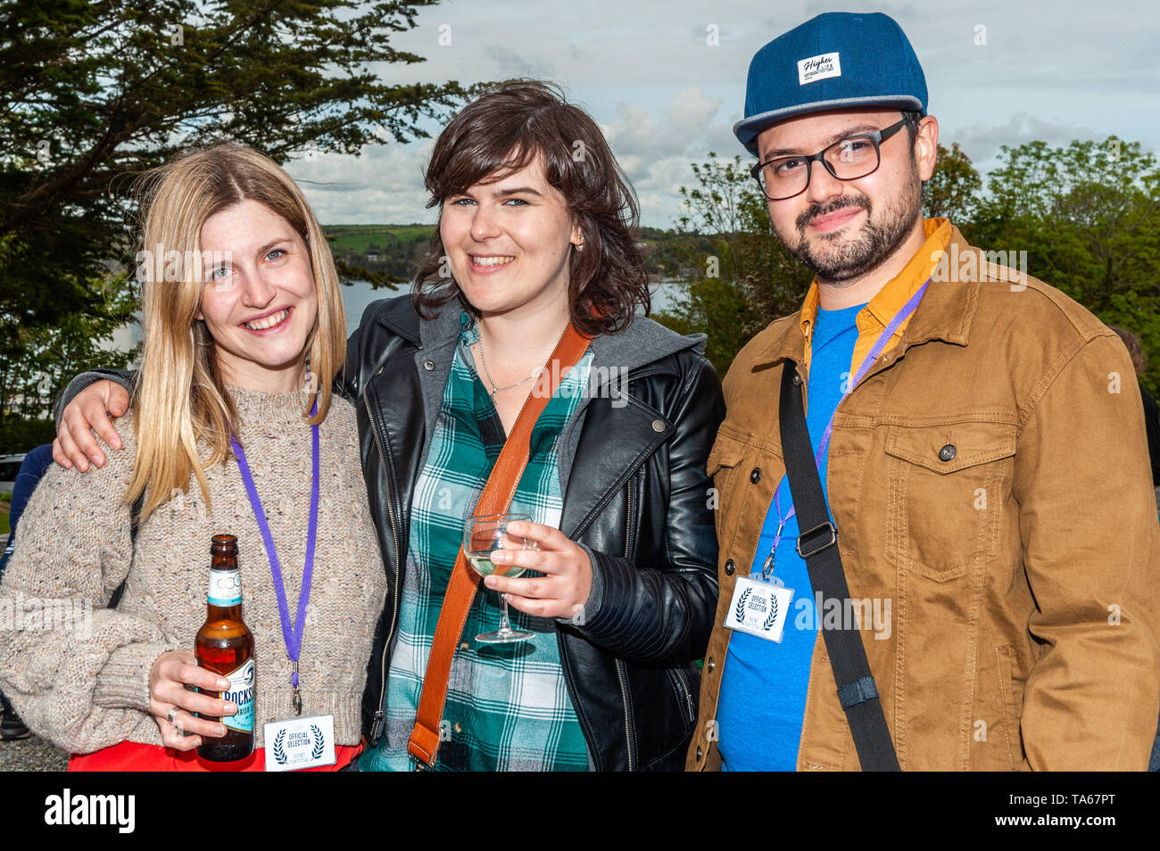 Schull, West Cork, Irlande. 22 mai, 2019. Aujourd'hui marque le début de la 11e édition de Fastnet Festival du Film, qui a eu lieu à Schull chaque année. Le festival est unique en ce qu'Schull n'a pas de cinéma - films sont projetés dans les pubs, un hôtel, un centre communautaire et même la chambre de quelqu'un sur Long Island ! À la fête de lancement ont été Paisley Valentine Walsh, Londres ; Laura Seaward, Liège et Antonio Veljanoski, Macédoine. Le festival se déroule jusqu'à dimanche. Credit : Andy Gibson/Alamy Live News. Banque D'Images