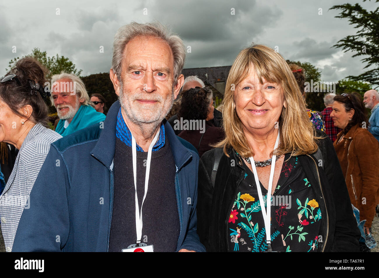 Schull, West Cork, Irlande. 22 mai, 2019. Aujourd'hui marque le début de la 11e édition de Fastnet Festival du Film, qui a eu lieu à Schull chaque année. Le festival est unique en ce qu'Schull n'a pas de cinéma - films sont projetés dans les pubs, un hôtel, un centre communautaire et même la chambre de quelqu'un sur Long Island ! À la fête de lancement ont été Jeff Wright et producteur de films Hilary Durman. Le festival se déroule jusqu'à dimanche. Credit : Andy Gibson/Alamy Live News. Banque D'Images