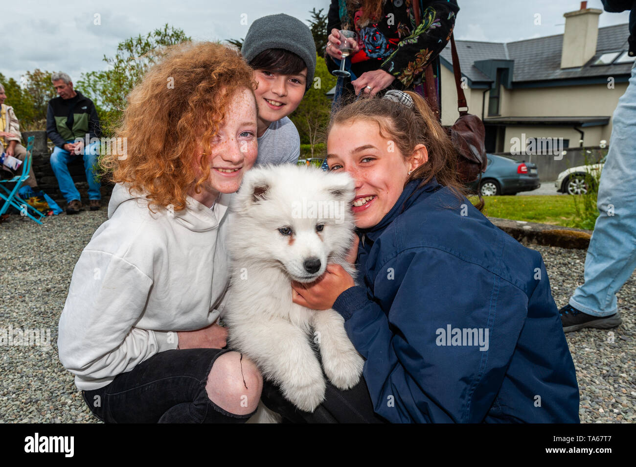 Schull, West Cork, Irlande. 22 mai, 2019. Aujourd'hui marque le début de la 11e édition de Fastnet Festival du Film, qui a eu lieu à Schull chaque année. Le festival est unique en ce qu'Schull n'a pas de cinéma - films sont projetés dans les pubs, un hôtel, un centre communautaire et même la chambre de quelqu'un sur Long Island ! À la fête de lancement ont été Niamh Toolen, Schull, Alfie Greany, Schull ; Tara Wolfe, Ballydehob et "Nanuk". Le festival se déroule jusqu'à dimanche. Credit : Andy Gibson/Alamy Live News. Banque D'Images