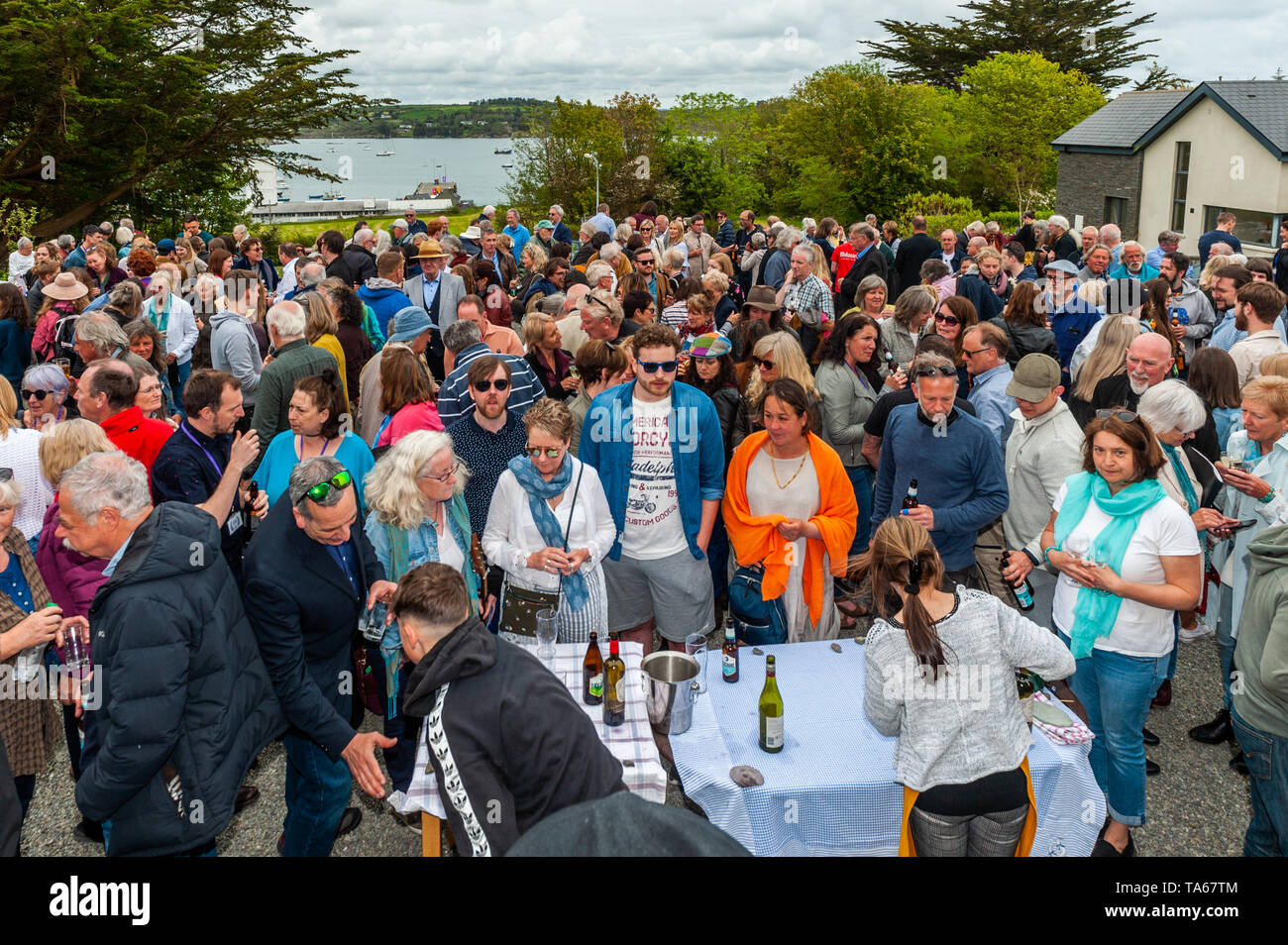 Schull, West Cork, Irlande. 22 mai, 2019. Aujourd'hui marque le début de la 11e édition de Fastnet Festival du Film, qui a eu lieu à Schull chaque année. Le festival est unique en ce qu'Schull n'a pas de cinéma - films sont projetés dans les pubs, un hôtel, un centre communautaire et même la chambre de quelqu'un sur Long Island ! Une foule nombreuse a assisté à la soirée de lancement. Le festival se déroule jusqu'à dimanche. Credit : Andy Gibson/Alamy Live News. Banque D'Images
