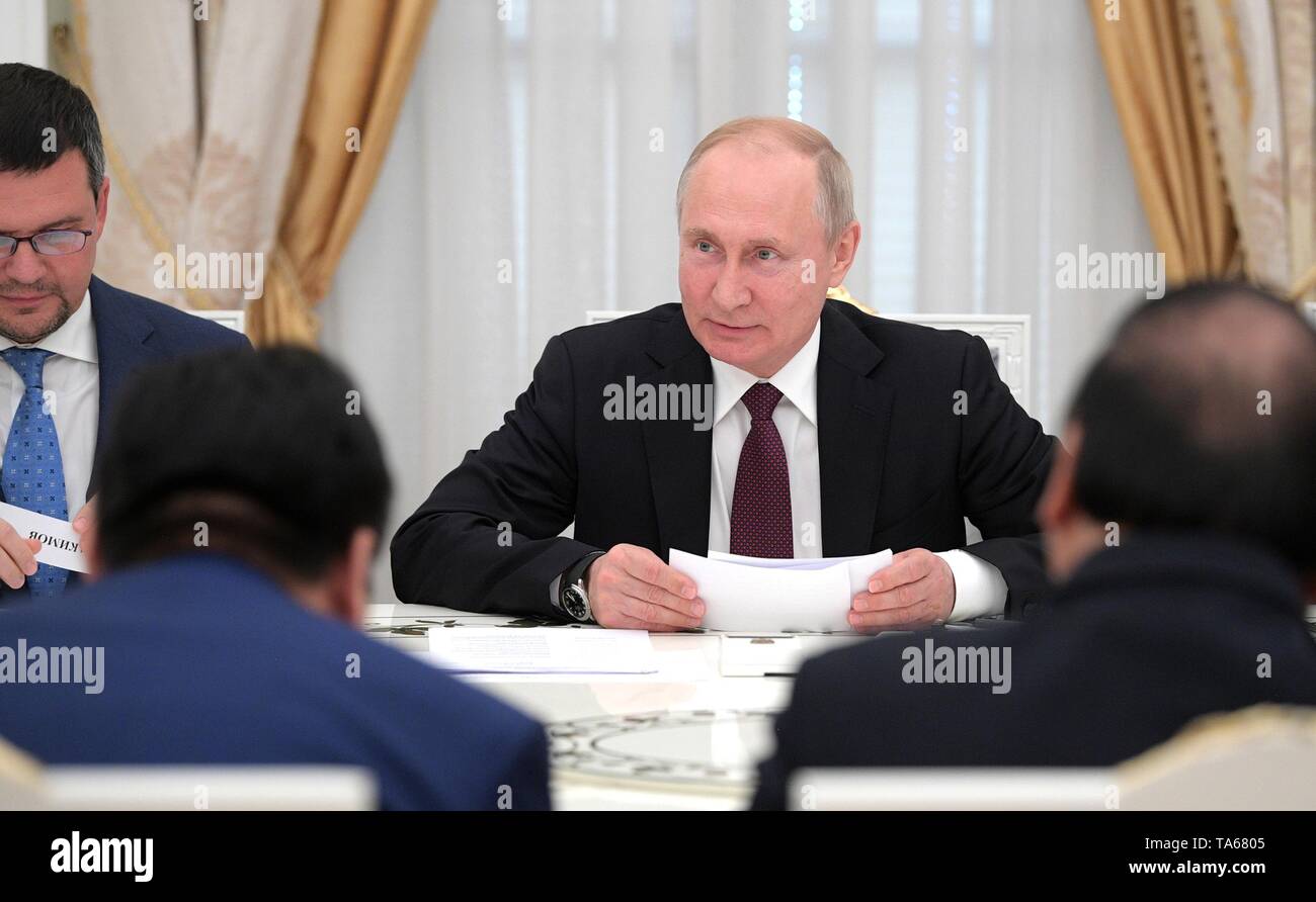 Moscou, Russie. 22 mai, 2019. Le président russe Vladimir Poutine, centre, au cours d'une réunion élargie avec Premier ministre vietnamien Nguyen Xuan Phuc et délégations au Kremlin, le 22 mai 2019 à Moscou, Russie. Credit : Planetpix/Alamy Live News Banque D'Images