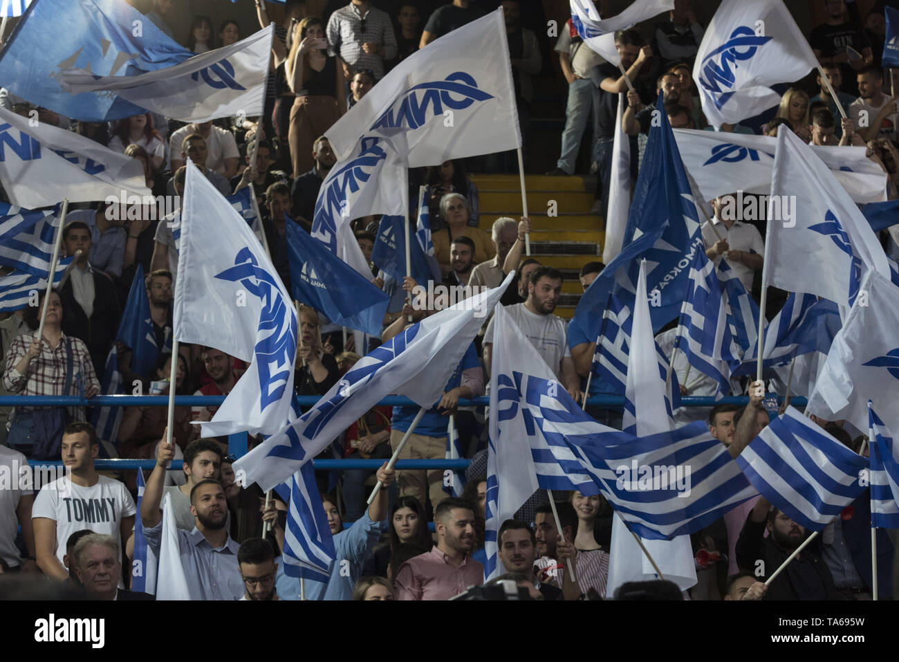 Athènes, Grèce. 22 mai, 2019. Des partisans du parti conservateur Nouvelle démocratie agitent des drapeaux et crier des slogans. Nouvelle Démocratie fans ont assisté à la partie principale du rassemblement pré-électoral à Athènes en tant que Grecs vont voter pour le Parlement européen et les municipalités le 26 mai. Credit : Nikolas Georgiou/ZUMA/Alamy Fil Live News Banque D'Images