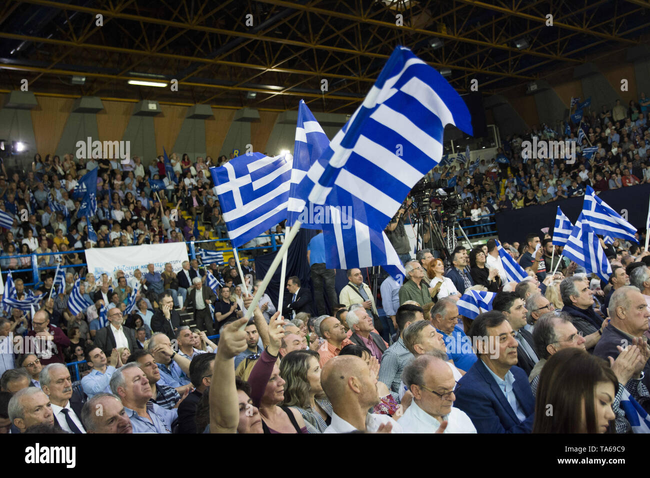 Athènes, Grèce. 22 mai, 2019. Des partisans du parti conservateur Nouvelle démocratie agitent des drapeaux et crier des slogans. Nouvelle Démocratie fans ont assisté à la partie principale du rassemblement pré-électoral à Athènes en tant que Grecs vont voter pour le Parlement européen et les municipalités le 26 mai. Credit : Nikolas Georgiou/ZUMA/Alamy Fil Live News Banque D'Images