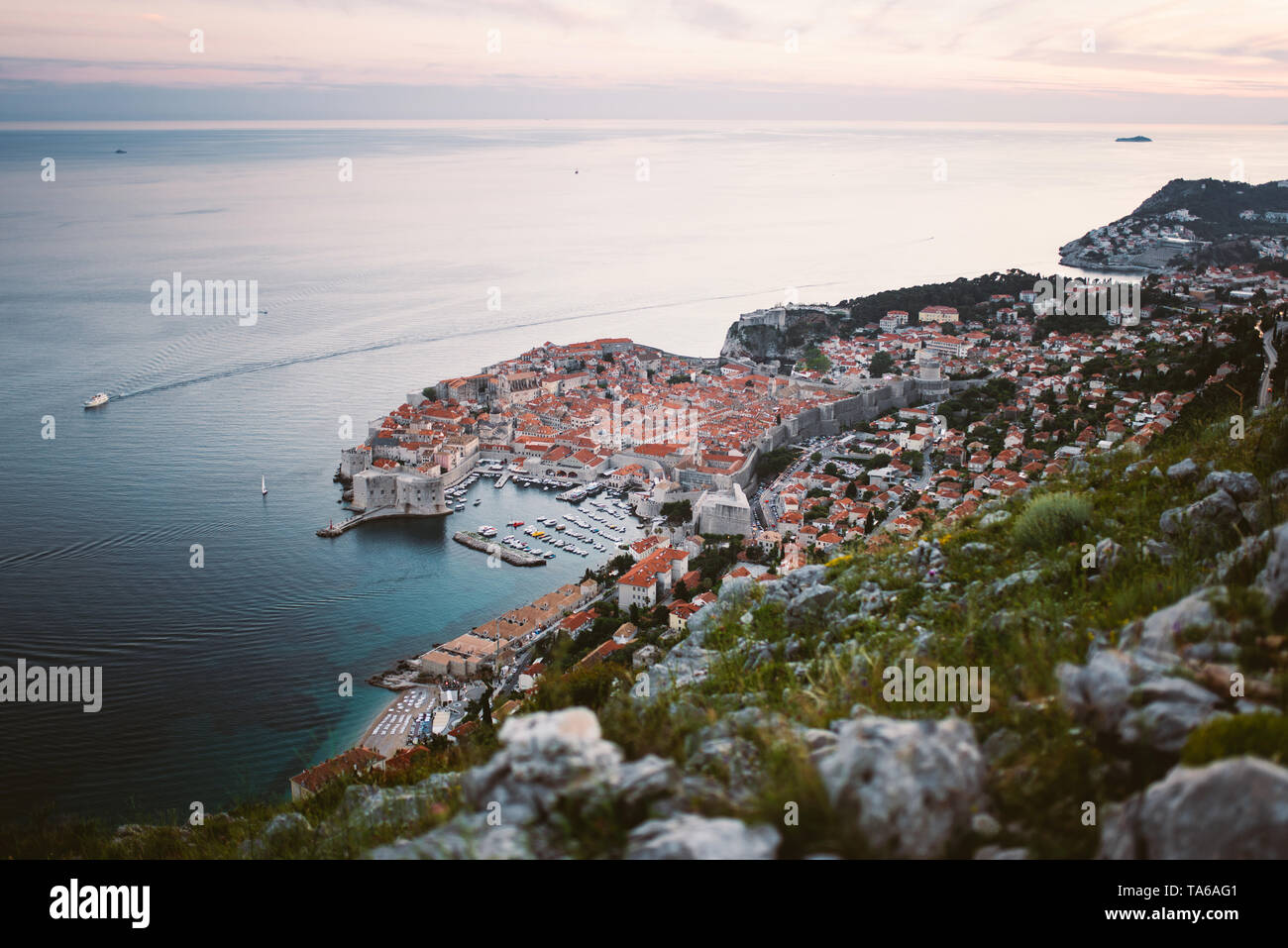 Ville de Dubrovnik dans la soirée Banque D'Images