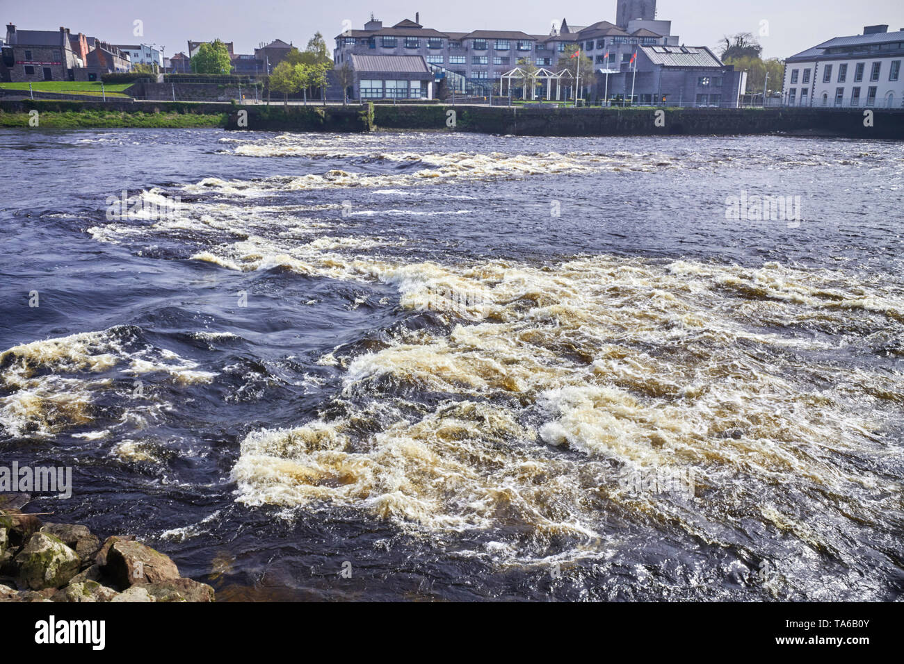 Le courant rapide de Curragour Falls sur la rivière Shannon à Limerick Banque D'Images