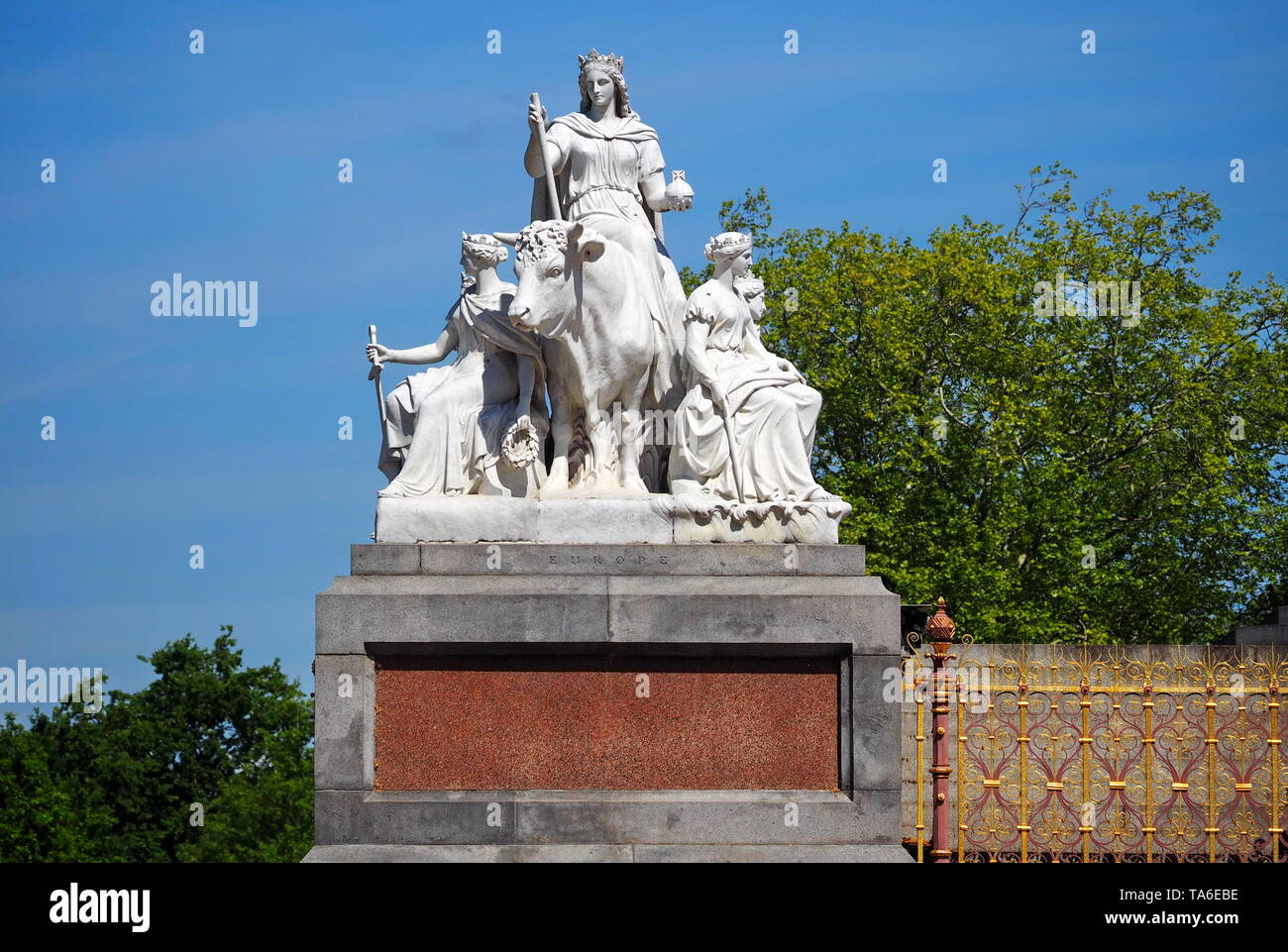 Sculpture près de Prince Albert Memorial, monument gothique à Prince Albert en Kensigton Gardens, Londres. Banque D'Images