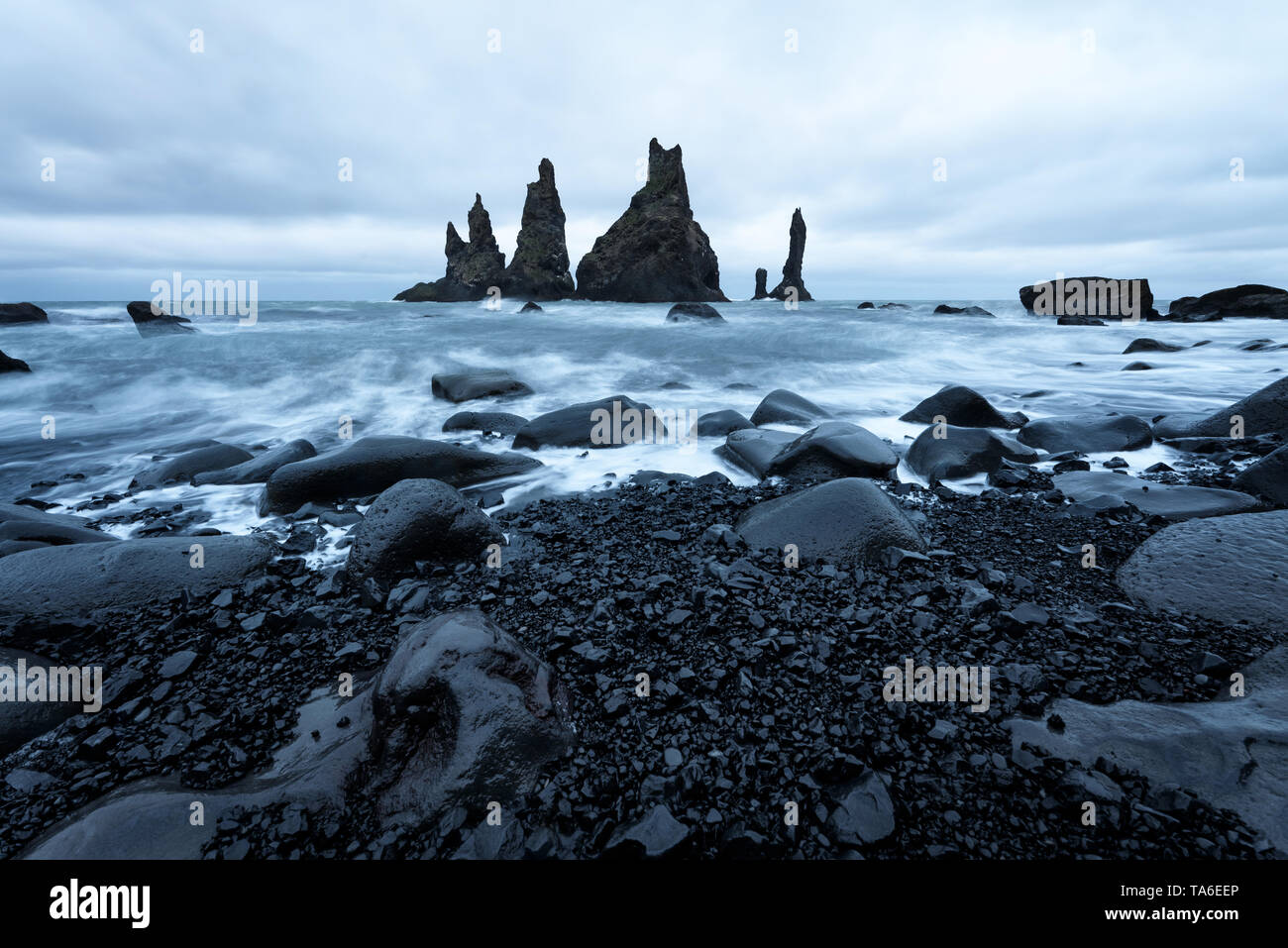 Seastacks Reynisdrangar près de la plage de Reynisfjara qui jouit par le village côtier Vik, Islande Banque D'Images