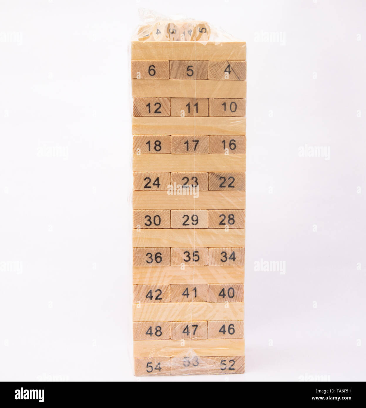 Nouveaux blocs de bois pour jouer au jeu de puzzle solde,paniers à couvercle en plastique sur fond blanc. Banque D'Images