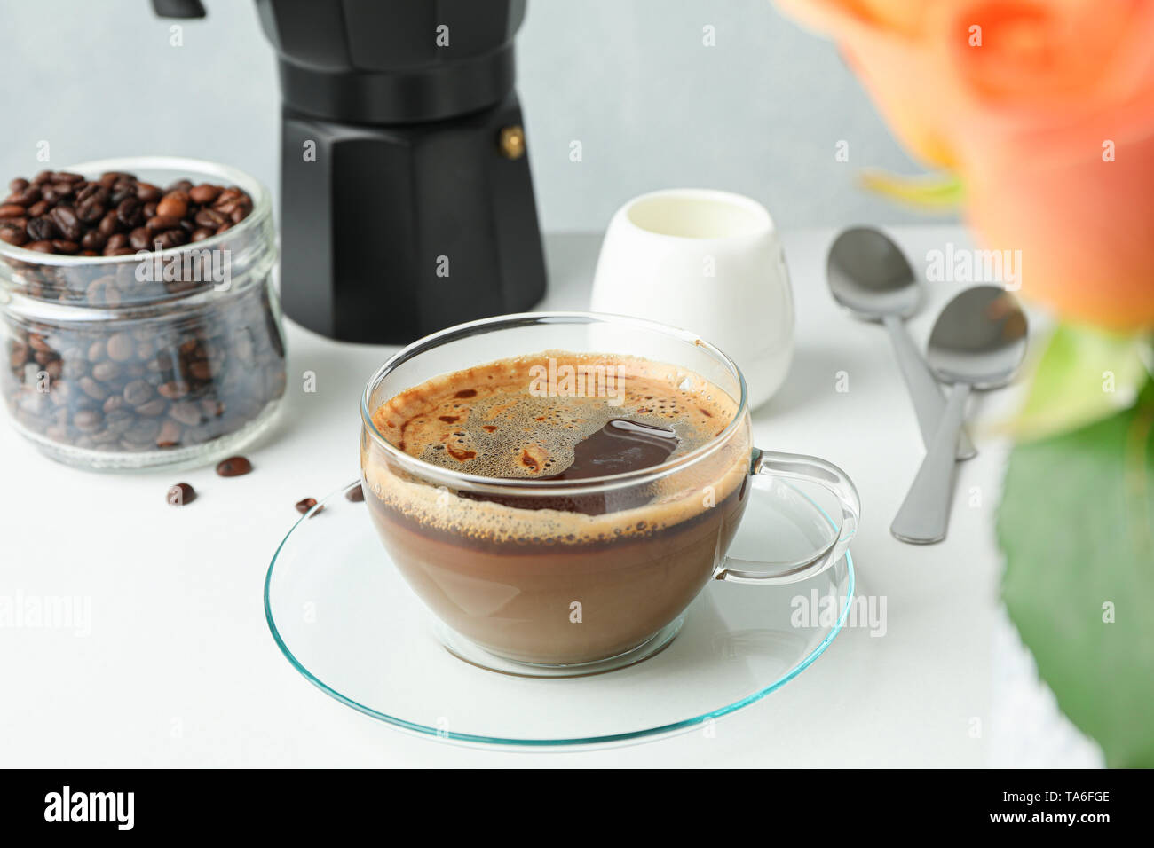 Coffee time accessoires sur le tableau blanc, l'espace pour le texte. L'heure du petit-déjeuner Banque D'Images