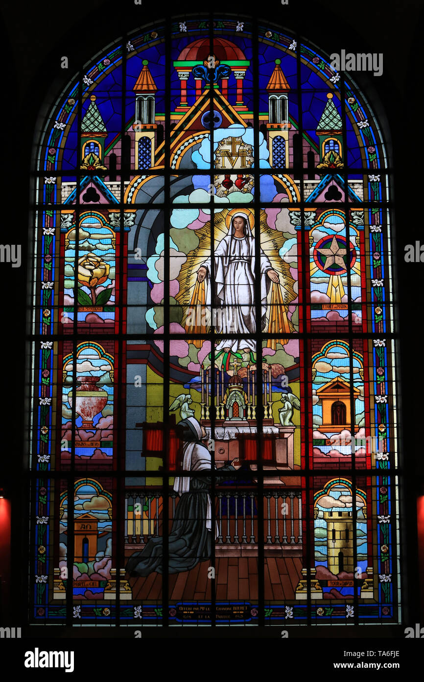 Apparition de la Vierge à Bernadette Soubirous. Eglise Notre-Dame de Lourdes. Chaville. Apparition de la Vierge à Bernadette Soubirous. Banque D'Images