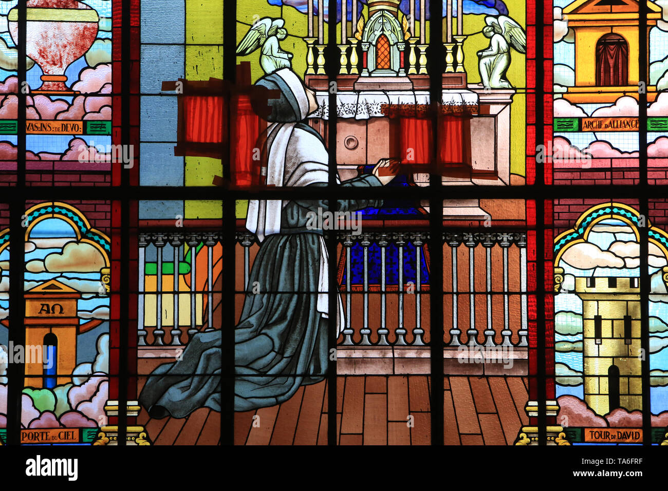 Apparition de la Vierge à Bernadette Soubirous. Eglise Notre-Dame de Lourdes. Chaville. Apparition de la Vierge à Bernadette Soubirous. Banque D'Images