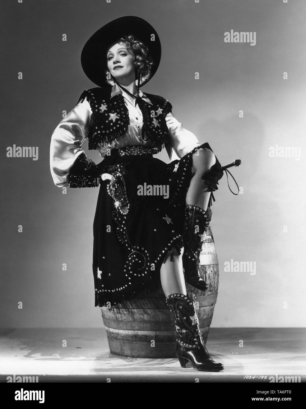 MARLENE DIETRICH comme Frenchy DESTRY RIDES AGAIN 1939 photo portrait par Ray Jones réalisateur George Marshall producteur Joe Pasternak Universal Pictures Banque D'Images