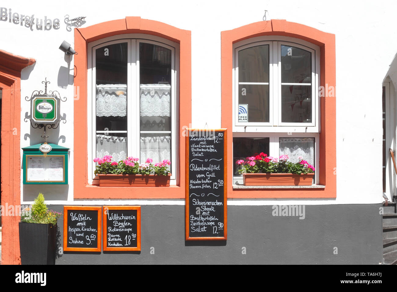 Fenêtre ornée de fleurs dans un restaurant, de Cochem sur la Moselle, Moselle, Rhénanie-Palatinat, Allemagne J'geschmückte Blumen Mit einem Fenster une R Banque D'Images