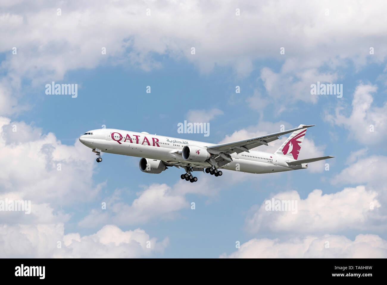 Munich, Allemagne - Mai 02. 2019 : Qatar Airways Boeing 777-3DZ avec l'immatriculation de l'A7-BEK dans l'approche de la partie sud de la piste 26L de la Banque D'Images