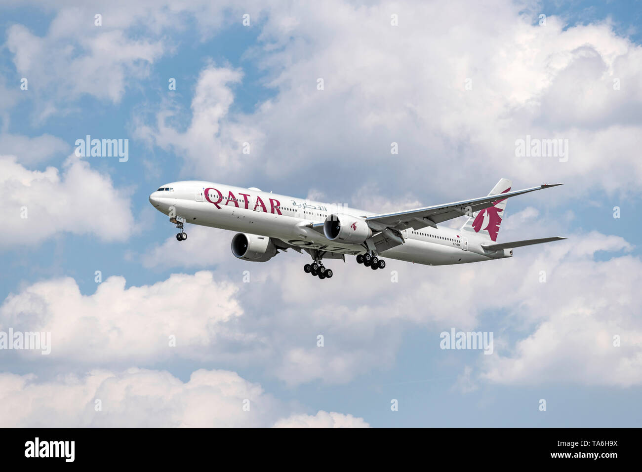 Munich, Allemagne - Mai 02. 2019 : Qatar Airways Boeing 777-3DZ avec l'immatriculation de l'A7-BEK dans l'approche de la partie sud de la piste 26L de la Banque D'Images